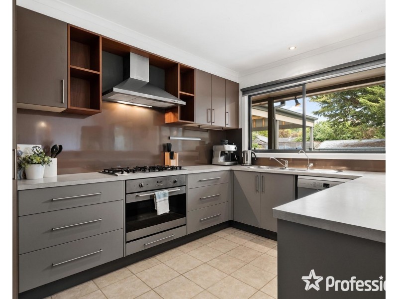 14 Lancaster Road, Mooroolbark VIC 3138
