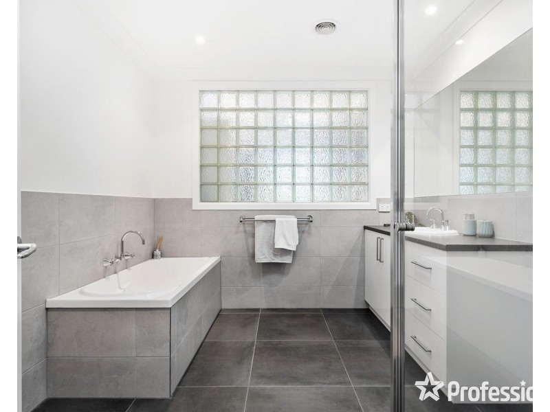 14 Lancaster Road, Mooroolbark VIC 3138