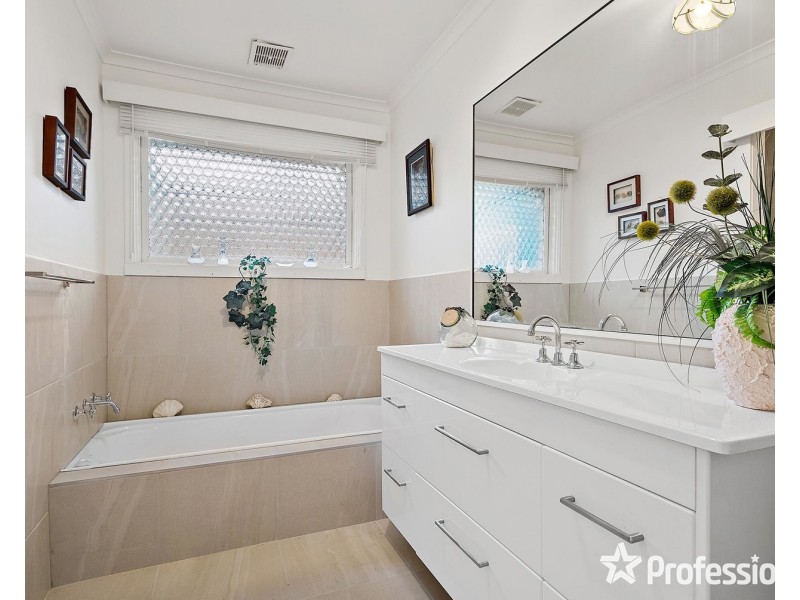 46 Bimbadeen Drive, Mooroolbark VIC 3138