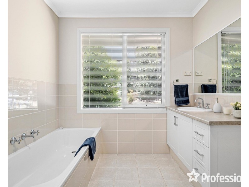 5 Tony Place, Mooroolbark VIC 3138