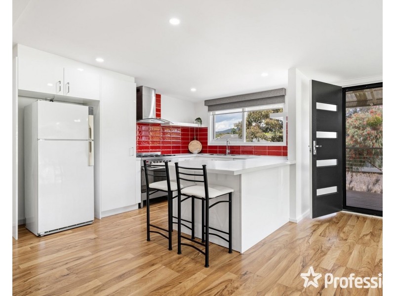8 Central Avenue, Mooroolbark VIC 3138
