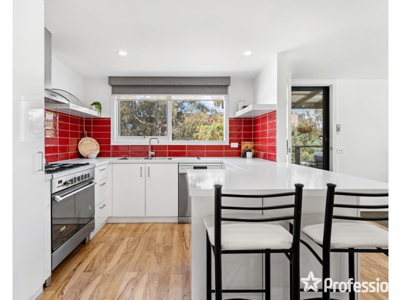 8 Central Avenue, Mooroolbark VIC 3138
