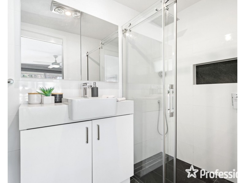 8 Central Avenue, Mooroolbark VIC 3138