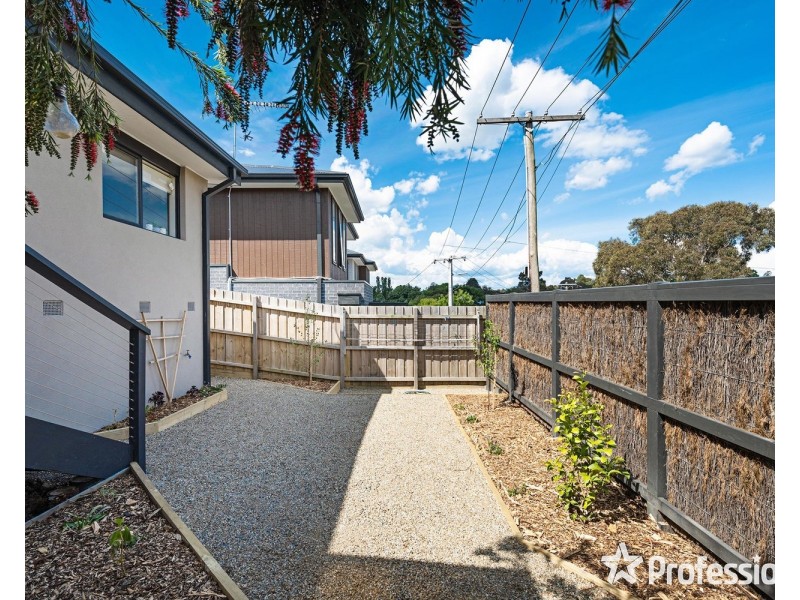 8 Central Avenue, Mooroolbark VIC 3138
