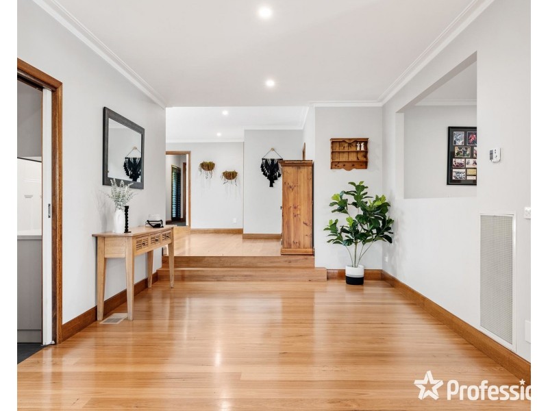 4 Pine Road, Mooroolbark VIC 3138