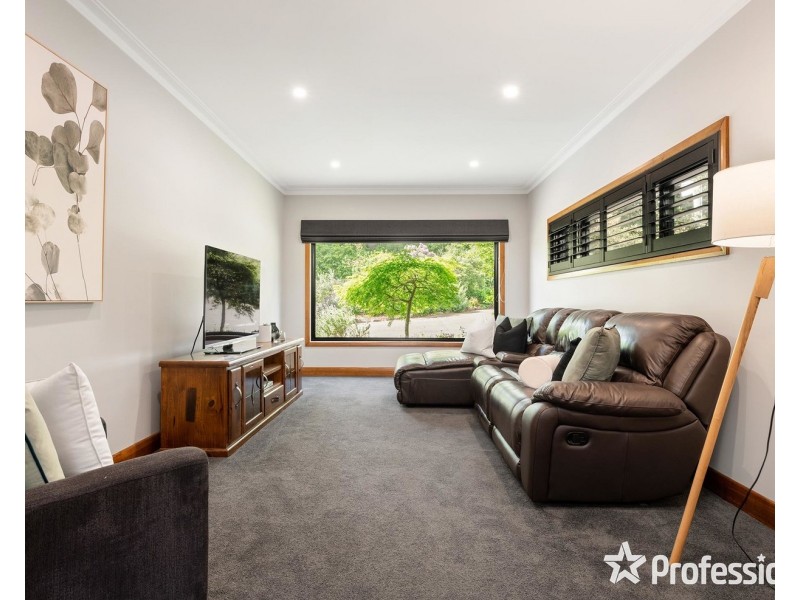 4 Pine Road, Mooroolbark VIC 3138