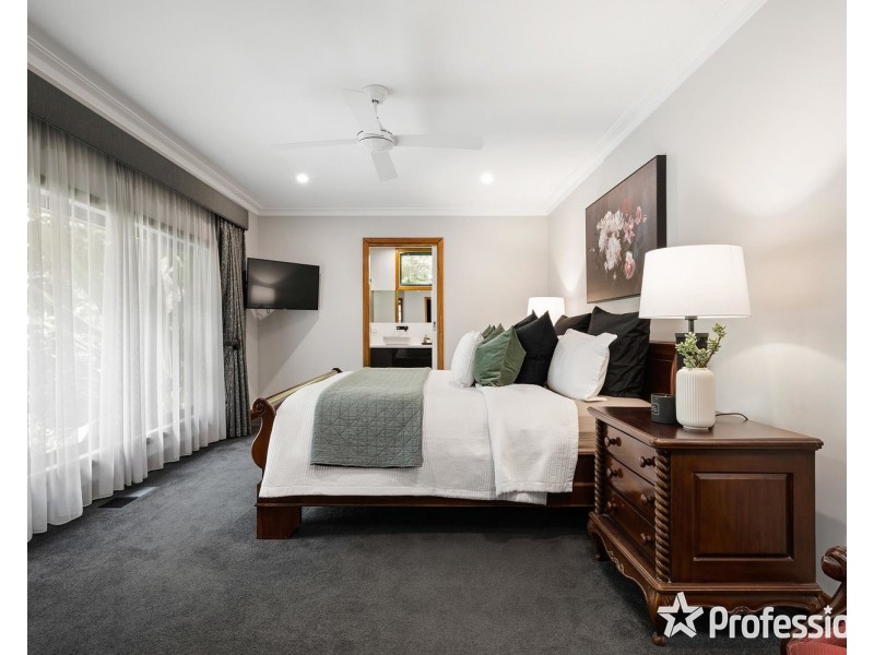 4 Pine Road, Mooroolbark VIC 3138