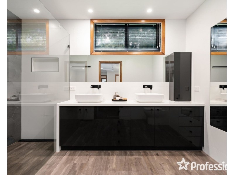 4 Pine Road, Mooroolbark VIC 3138