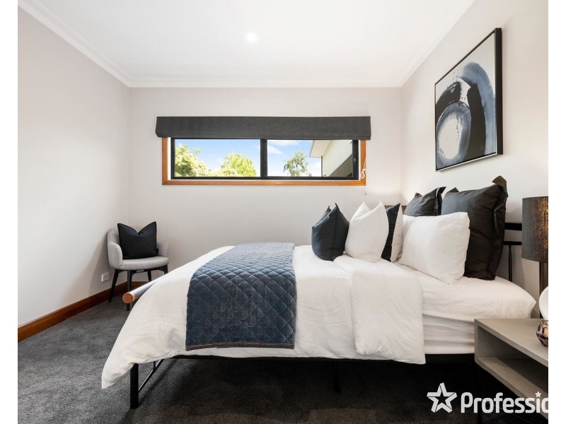 4 Pine Road, Mooroolbark VIC 3138