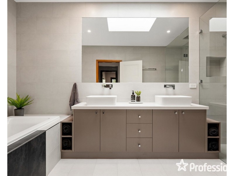 4 Pine Road, Mooroolbark VIC 3138