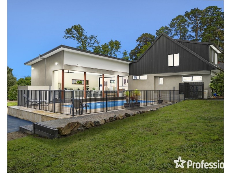 4 Pine Road, Mooroolbark VIC 3138