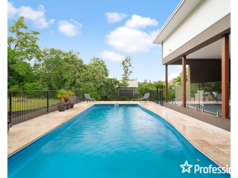 4 Pine Road, Mooroolbark VIC 3138