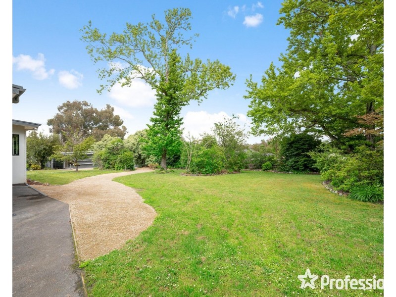 4 Pine Road, Mooroolbark VIC 3138
