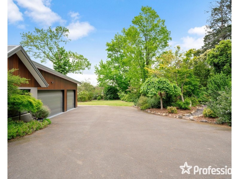 4 Pine Road, Mooroolbark VIC 3138