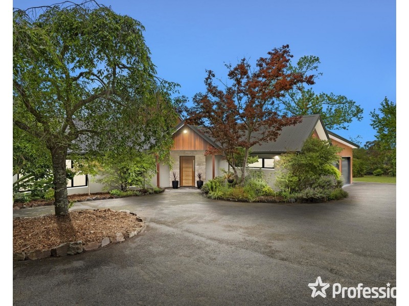 4 Pine Road, Mooroolbark VIC 3138