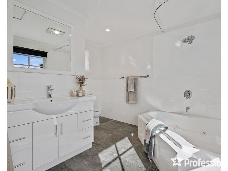 17 Lockhart Court, Kilsyth VIC 3137