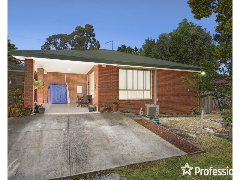 18 Charlwood Drive, Mooroolbark VIC 3138