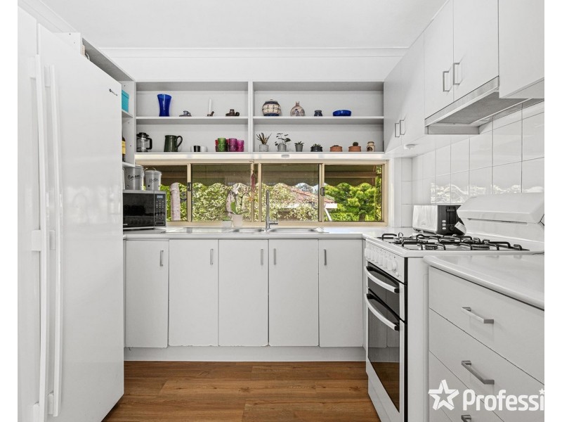 18 Charlwood Drive, Mooroolbark VIC 3138