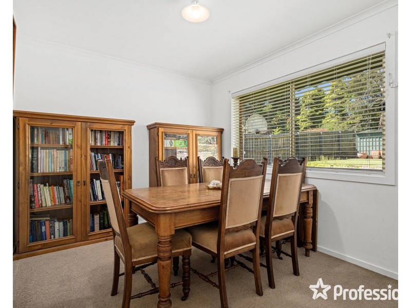 18 Charlwood Drive, Mooroolbark VIC 3138