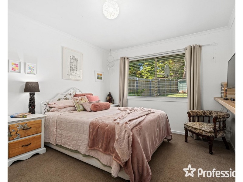 18 Charlwood Drive, Mooroolbark VIC 3138