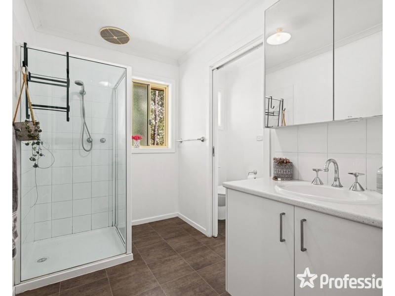 18 Charlwood Drive, Mooroolbark VIC 3138