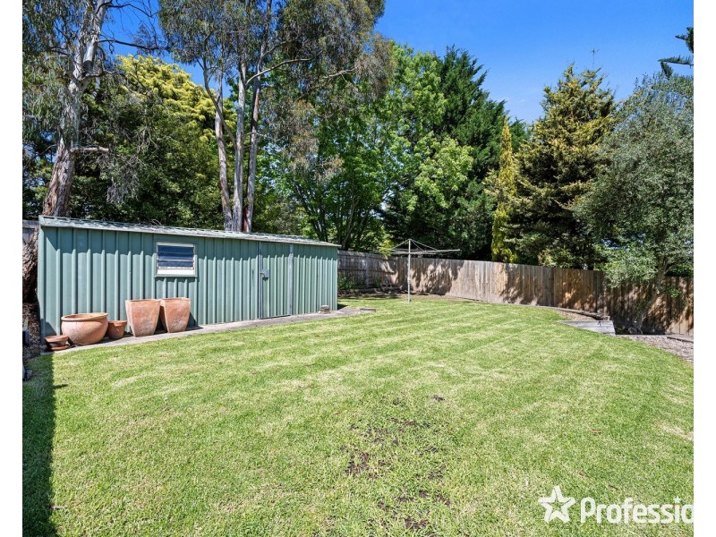 18 Charlwood Drive, Mooroolbark VIC 3138