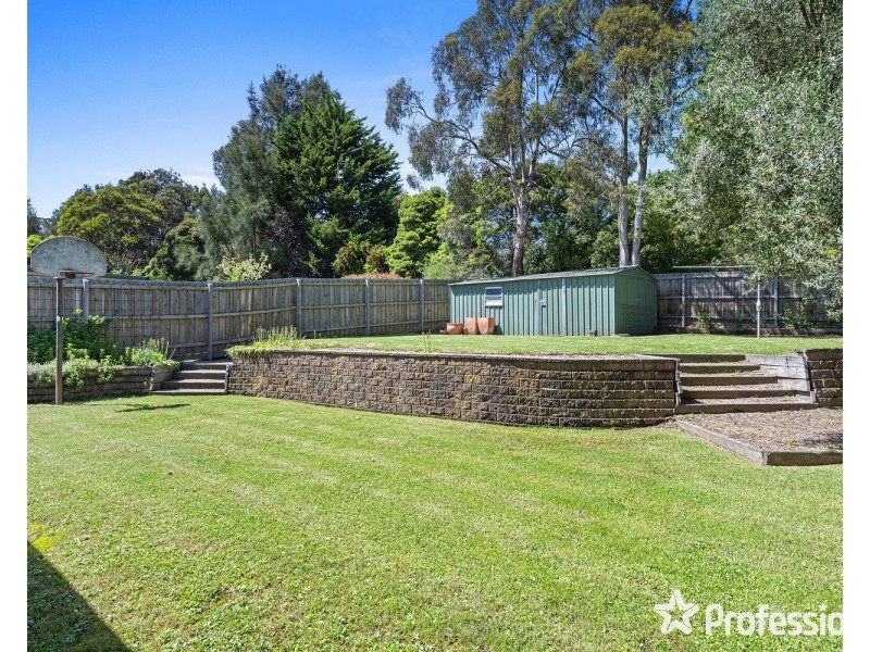 18 Charlwood Drive, Mooroolbark VIC 3138