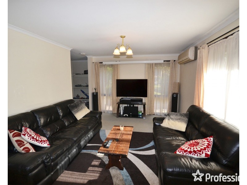 6 Nambour Drive, Mooroolbark VIC 3138