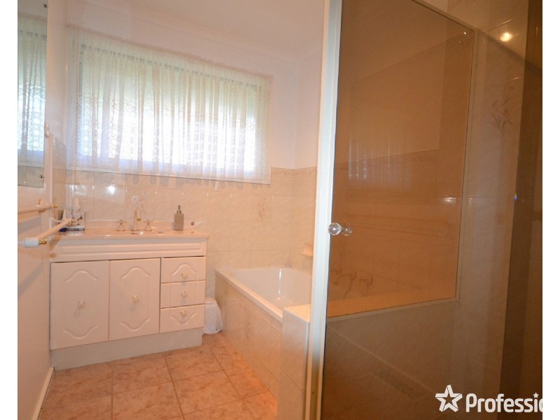 6 Nambour Drive, Mooroolbark VIC 3138