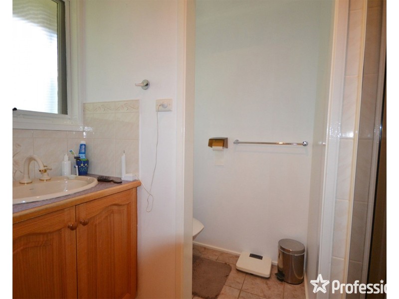 6 Nambour Drive, Mooroolbark VIC 3138