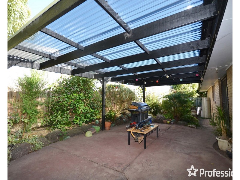 6 Nambour Drive, Mooroolbark VIC 3138