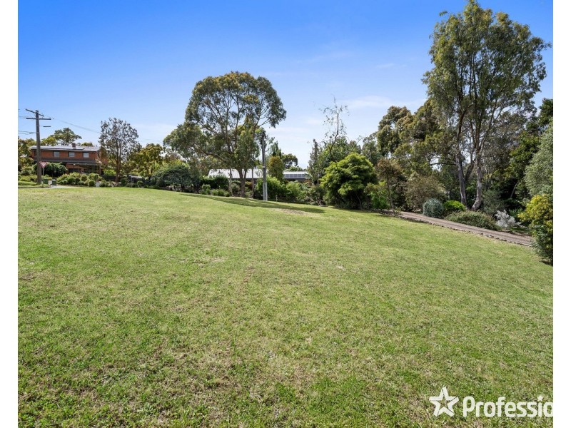 6 Fernleigh Drive, Mooroolbark VIC 3138