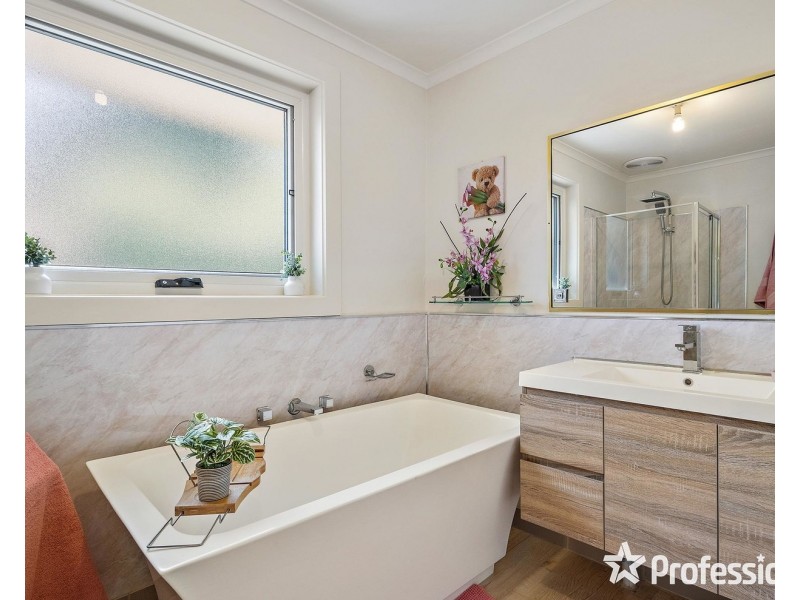 17 Partridge Way, Mooroolbark VIC 3138