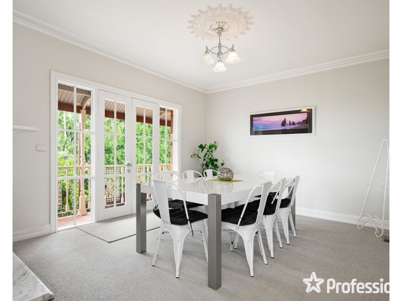 8 Hilledge Lane, Mooroolbark VIC 3138