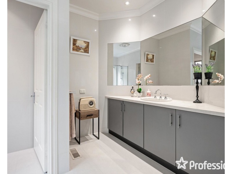 8 Hilledge Lane, Mooroolbark VIC 3138