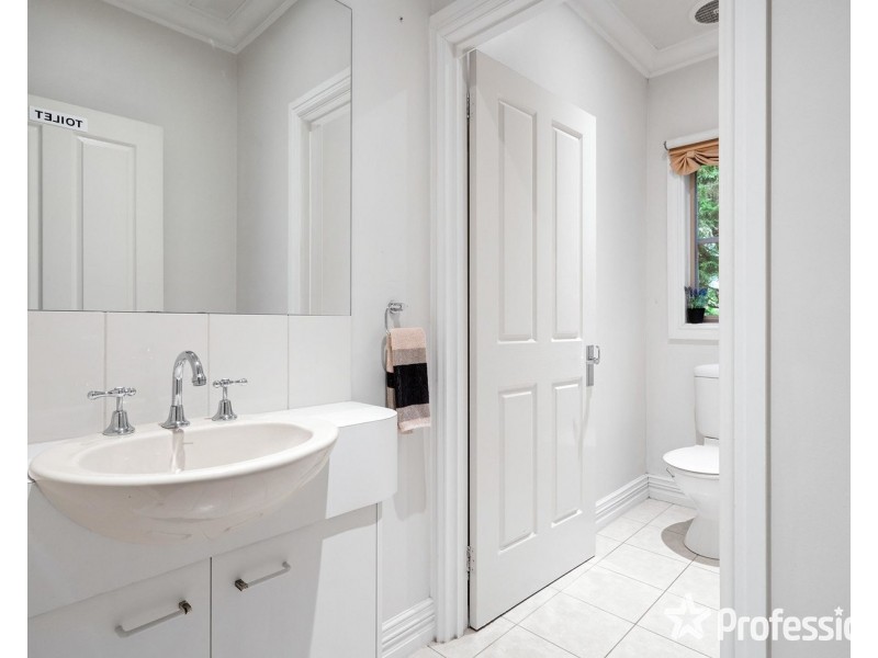 8 Hilledge Lane, Mooroolbark VIC 3138