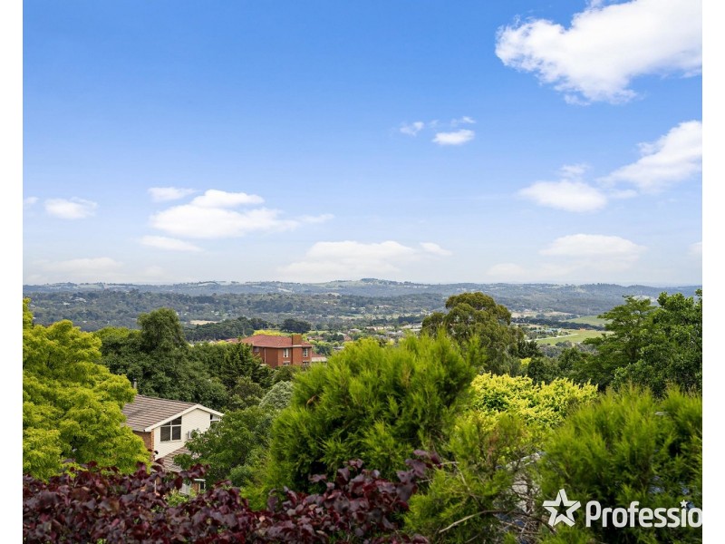 8 Hilledge Lane, Mooroolbark VIC 3138