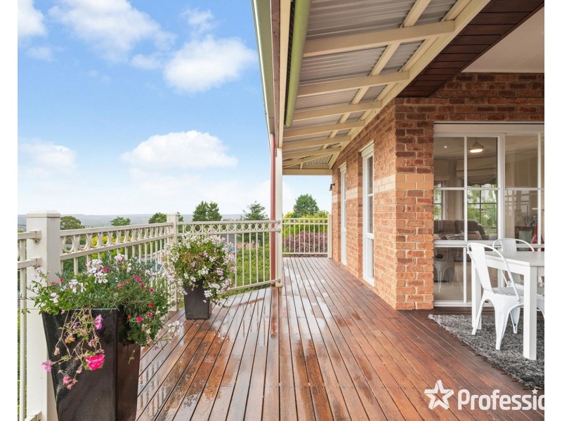 8 Hilledge Lane, Mooroolbark VIC 3138