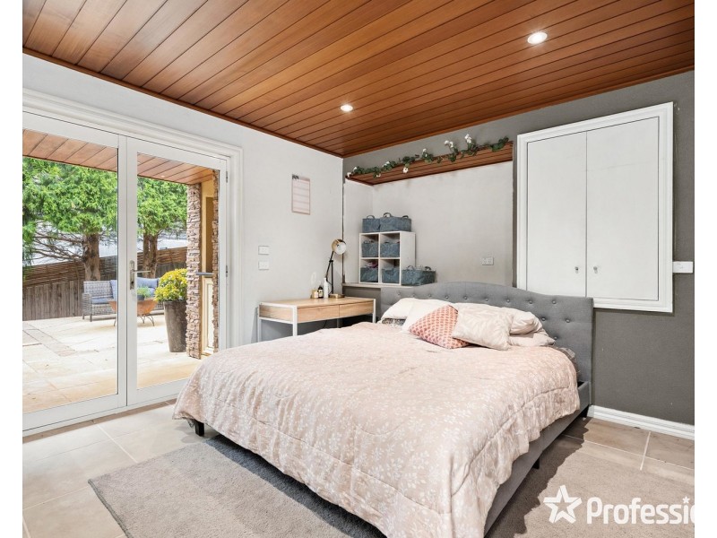 8 Hilledge Lane, Mooroolbark VIC 3138