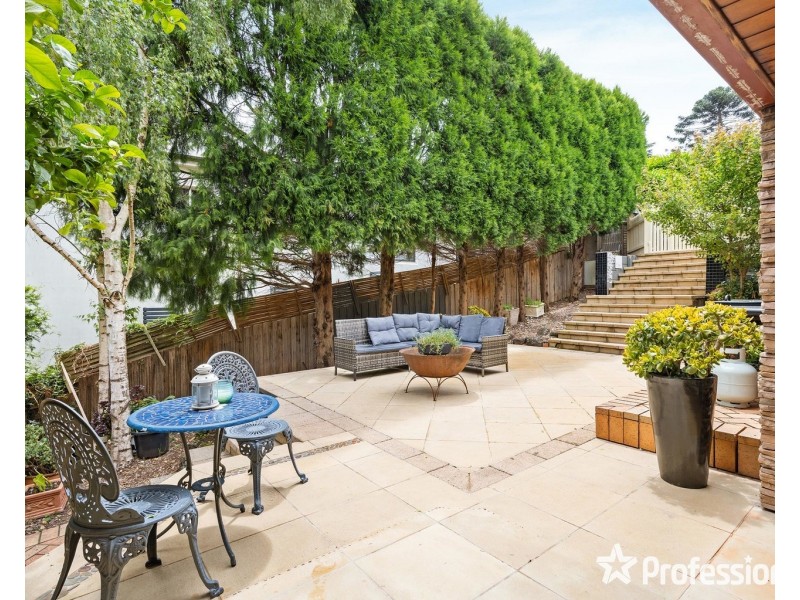 8 Hilledge Lane, Mooroolbark VIC 3138