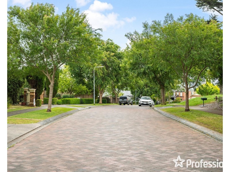 8 Hilledge Lane, Mooroolbark VIC 3138