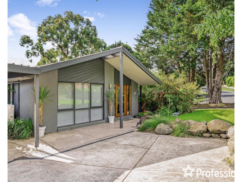 17 Highview Drive, Mooroolbark VIC 3138