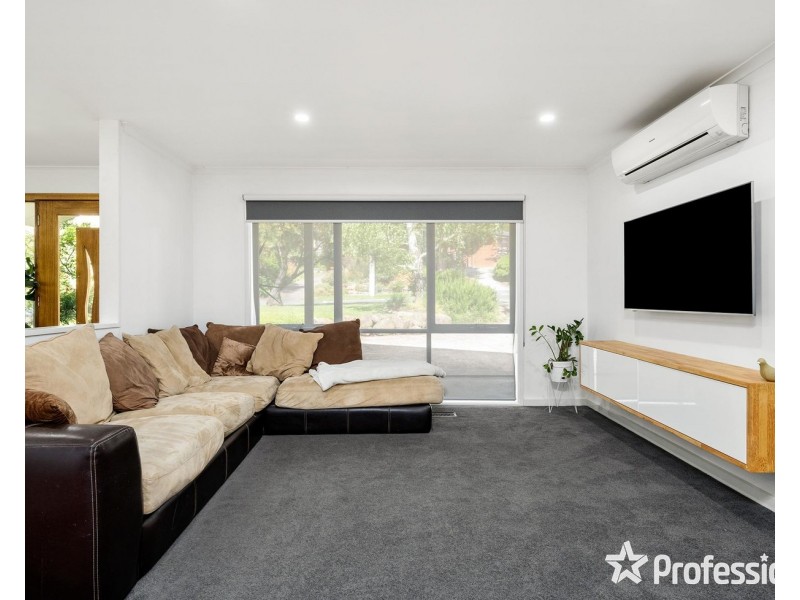 17 Highview Drive, Mooroolbark VIC 3138