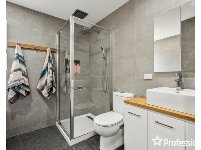 17 Highview Drive, Mooroolbark VIC 3138