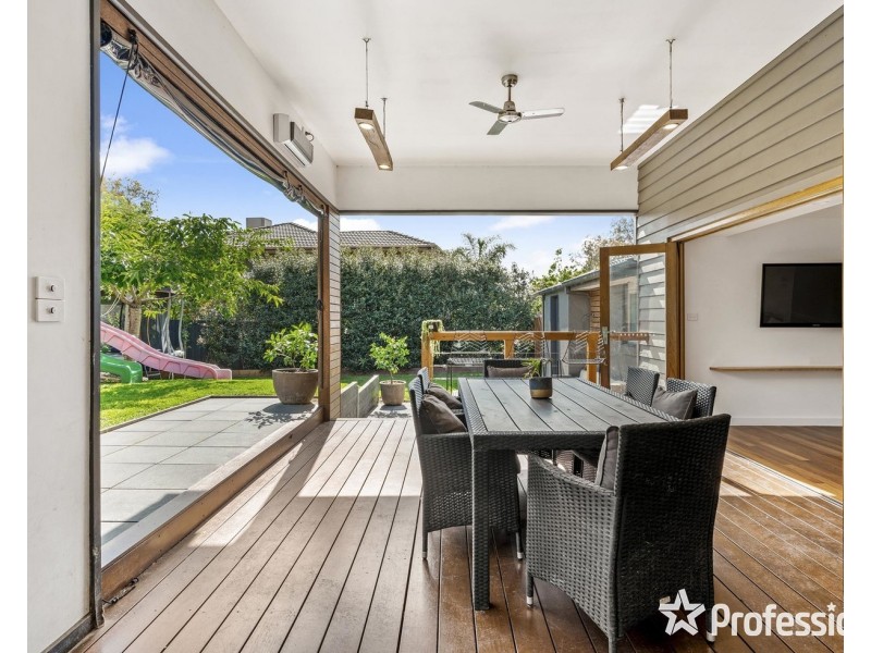 17 Highview Drive, Mooroolbark VIC 3138