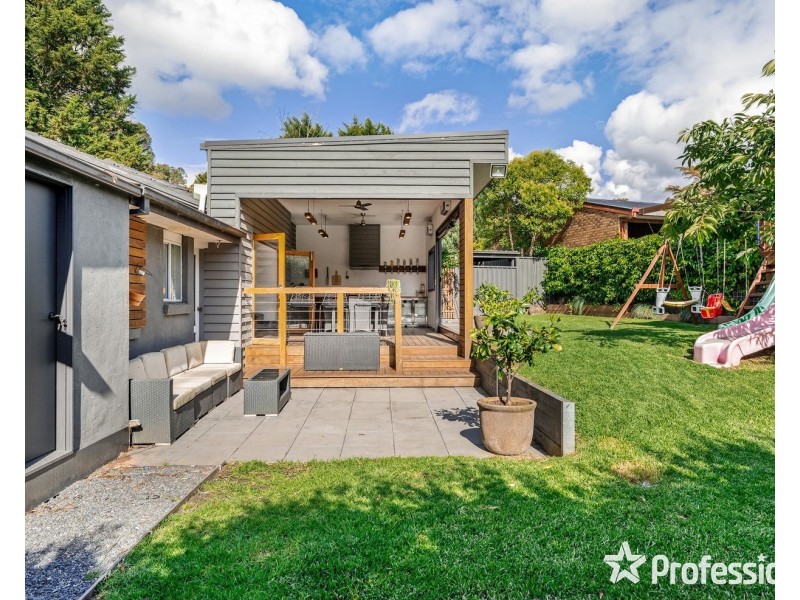 17 Highview Drive, Mooroolbark VIC 3138