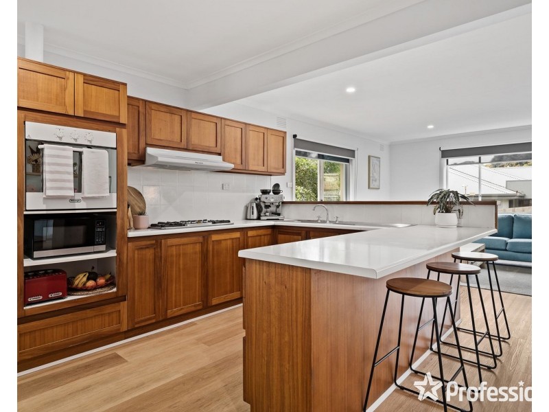 14 Zina Grove, Mooroolbark VIC 3138