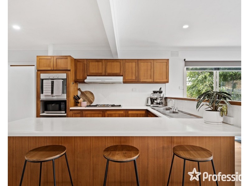 14 Zina Grove, Mooroolbark VIC 3138