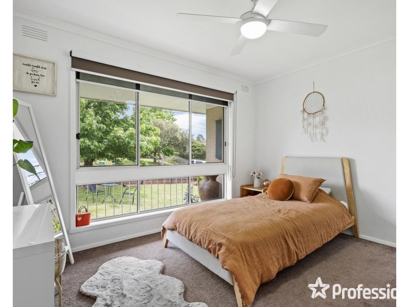 14 Zina Grove, Mooroolbark VIC 3138