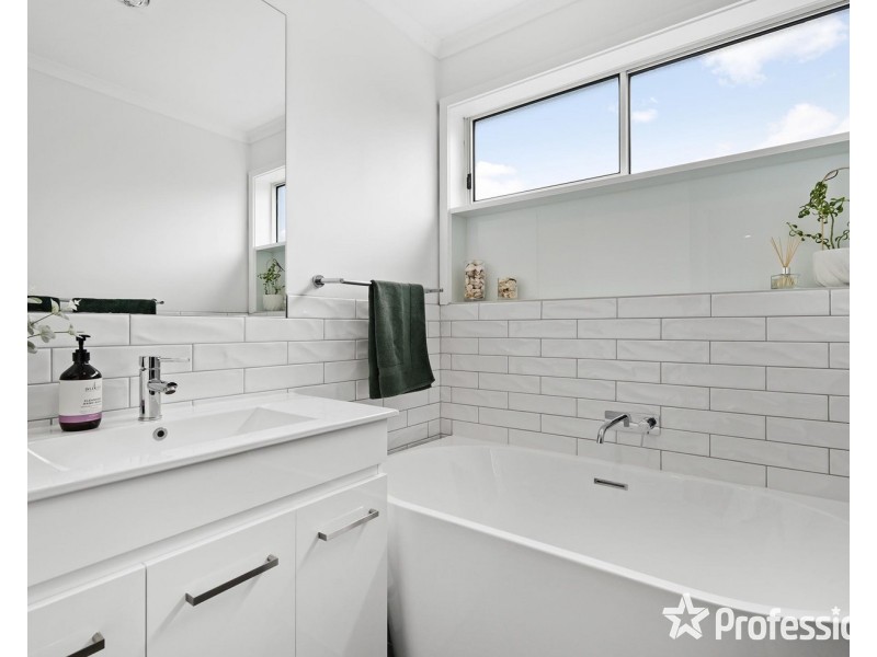 14 Zina Grove, Mooroolbark VIC 3138